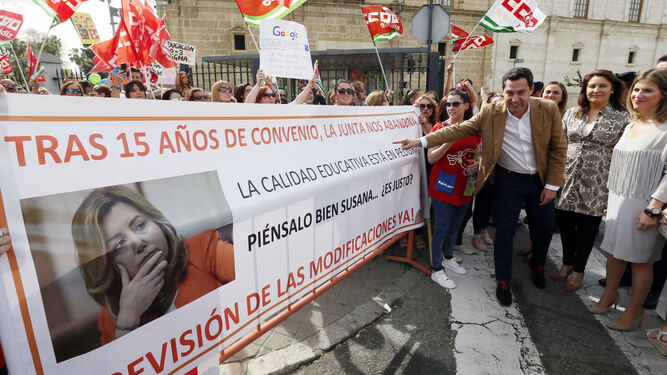 El presidente del PP, Juanma Moreno, ayer frente al Parlamento en la protesta por el decreto ley de educación infantil.