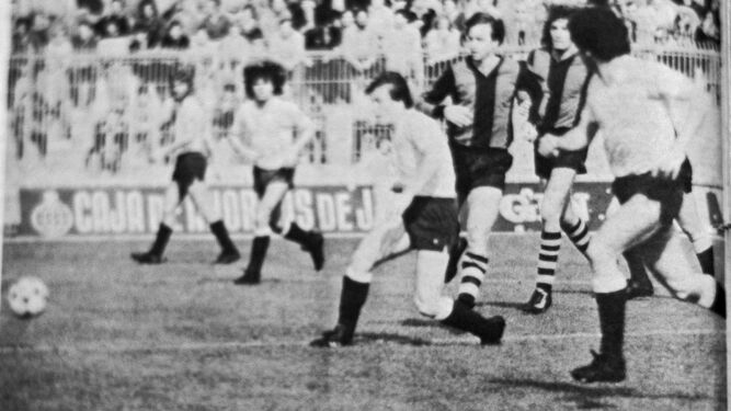 Pepe Mejías ejecuta un pase en el Cádiz-Levante de abril de 1981, con el estelar Johan Cruyff muy cerca de él.