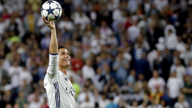 Cristiano Ronaldo se lleva el balón del partido ante el Bayern de Múnich del pasado martes tras marcar tres goles.