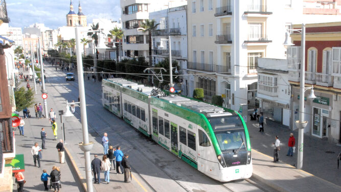 El tranvía circula por la calle Real de San Fernando en noviembre de 2014.