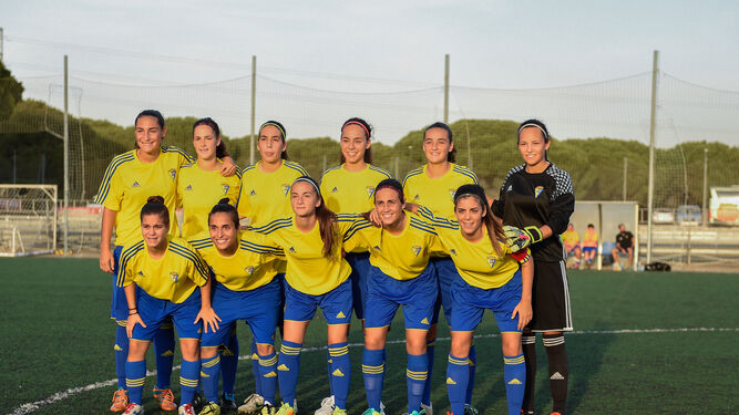 Formación del Cádiz femenino en un partido de Liga en las instalaciones de El Rosal, durante la fase provincial.