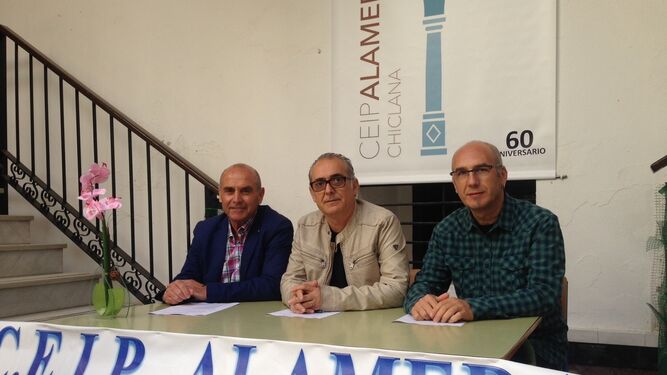 Juan Antonio Benítez, Joaquín Páez y José Fernández durante la presentación de las actividades en el centro educativo.