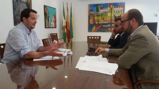 Los concejales populares Millán Alegre y Germán Beardo han sido los primeros en reunirse con el teniente alcalde.