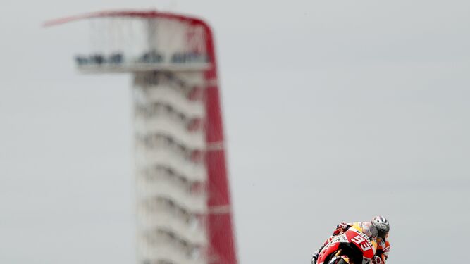 El piloto español Marc Márquez rueda en solitario en el circuito de la ciudad estadounidense de Austin.