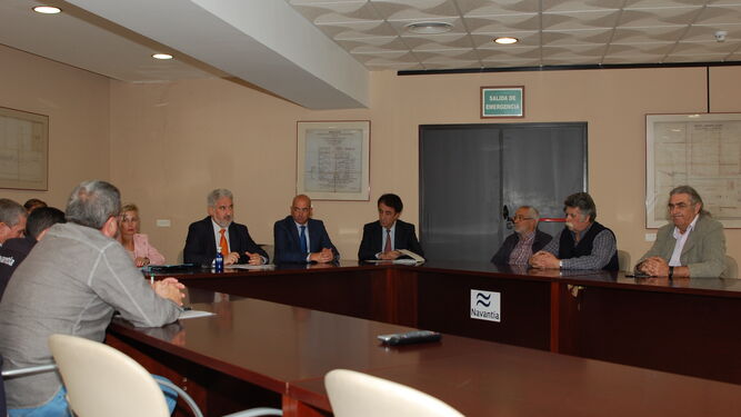 El presidente de Navantia, durante su encuentro en Puerto Real con responsables de la planta y trabajadores.