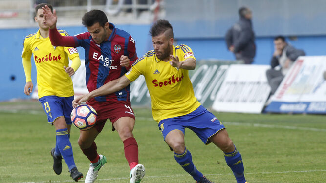 Ortuño pugna por el balón con Rober durante el partido contra el Levante disputado en casa.