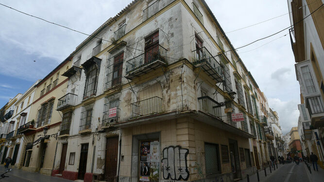 La finca de la calle Palacios con San Bartolomé aguarda inversores para su recuperación y puesta en valor.