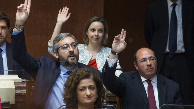 Pedro Antonio Sánchez, entre otros diputados del PP, durante la votación para eliminar los aforamientos de los diputados en Murcia