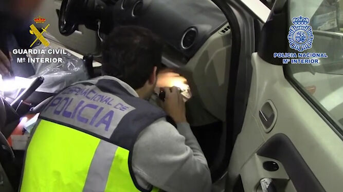 Captura del vídeo realizado por la Guardia Civil de la inspección de uno de los vehículos.