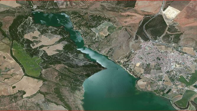 El futuro circuito de velocidad  quedaría a la izquierda de esta imagen aérea, con vistas al embalse y  donde se observa enfrente el núcleo urbano de Bornos.