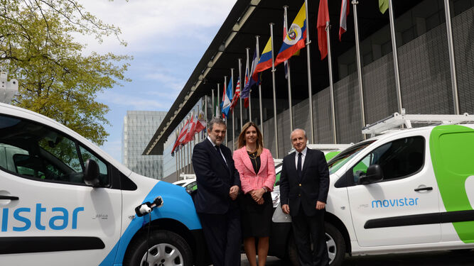 El presidente de Telefónica España, Luis Miguel Gilpérez; la CEO de Alphabet, Rocío Carrascosa, y el director general de Peugeot, Jorge Tomé, en la presentación de los nuevos vehículos.