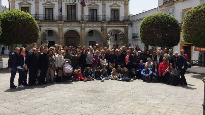 Descendientes de Antonio Lucero y Paca Bancalero, durante la reunión familiar en Medina Sidonia, donde congregaron a cuatro generaciones, con la asistencia de más de cien miembros de la familia.