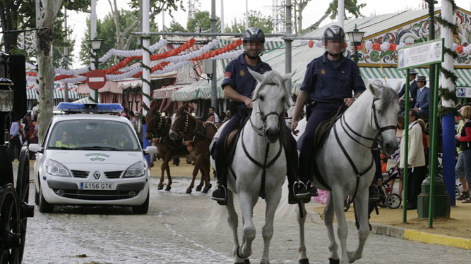 Agentes de Policía Nacional a caballo por el real de la Feria.