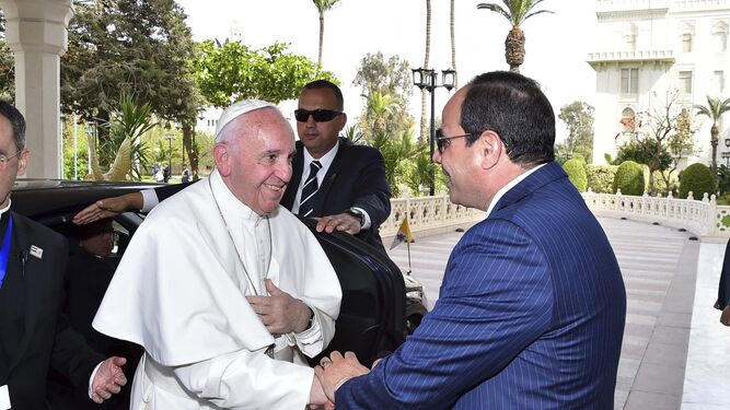 El presidente egipcio Abdel Fattah Al Sisi (d), recibiendo al papa Francisco.
