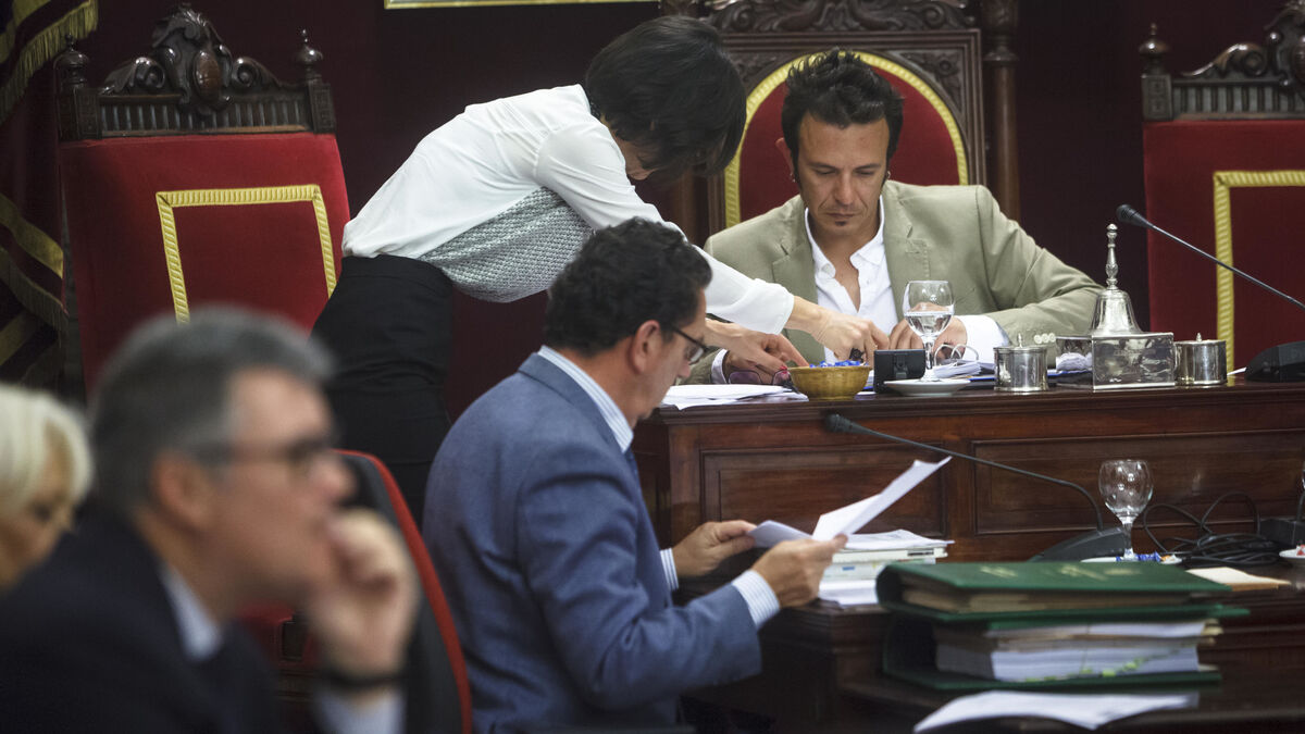 El alcalde, José Maria González, atiende a las indicaciones de una trabajadora municipal en el Pleno de ayer.