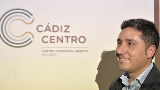Manuel Queiruga, presidente de Cádiz Centro Comercial Abierto, ayer ante el nuevo logotipo del colectivo.