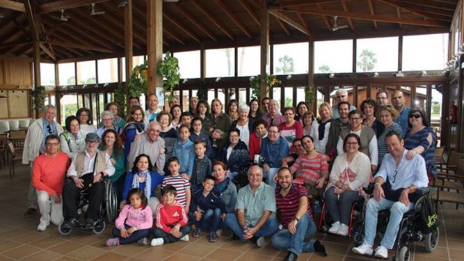 Pacientes y familiares durante el encuentro en Islantilla.