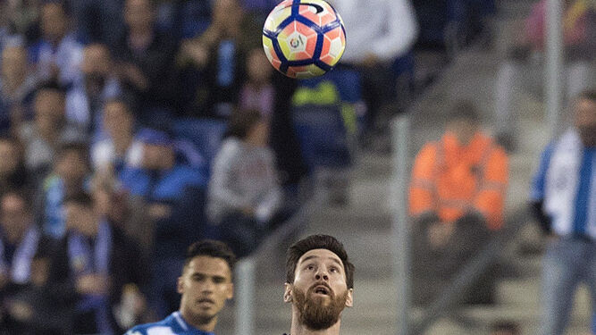 El argentino Messi busca con la mirada la pelota.