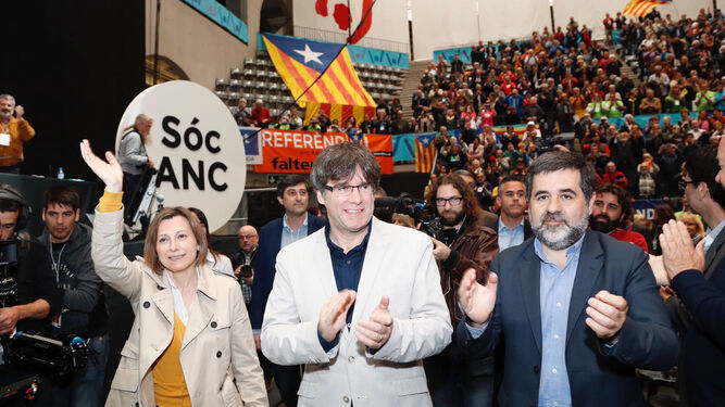 Carles Puigdemont, entre Carme Forcadell y el presidente de la entidad soberanista ANC, Jordi Sánchez.