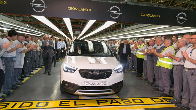 Primer Crossland X que sale de la planta de Opel en Zaragoza.