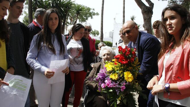 La hija del alcalde republicano Manuel Fernández Moro, Mariana Fernández, recibió un ramo de flores durante el homenaje en memoria de su progenitor.