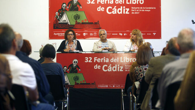 La concejala de Cultura, Eva Tubío, junto a Juan Cruz y su presentadora, Belén Peralta.