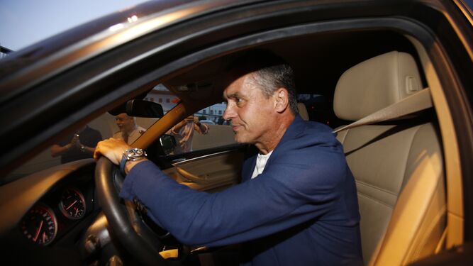Alexis Trujillo, nuevo entrenador del Betis, a su  llegada al Villamarín.