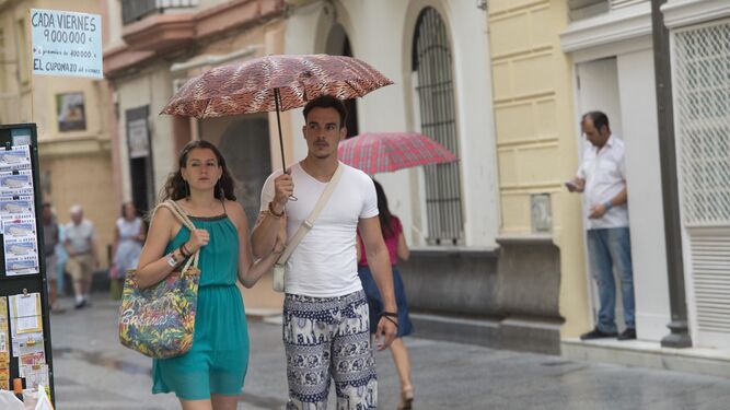 Una pareja bajo la lluvia en Cádiz.