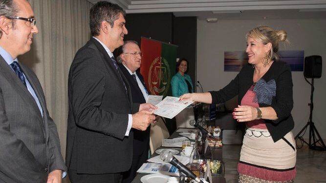 Pablo Sánchez, entrega el diploma a María Gloria Marín González del Departamento de Igualdad y Política Sociales de la Junta de Andalucía.