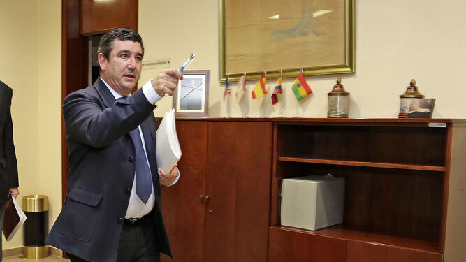 El delegado del Estado en la Zona Franca, Alfonso Pozuelo, en su despacho.