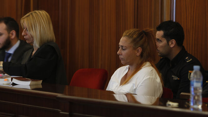 Carmen Quero, de blanco, en el banquillo en la primera sesión del juicio.