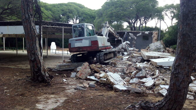 La maquinaria demolió ayer la mayor parte de la estructura del antiguo bar.