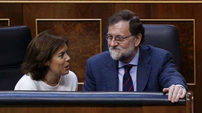 Soraya Sáenz de Santamaría y Mariano Rajoy, en sus escaños del Congreso.