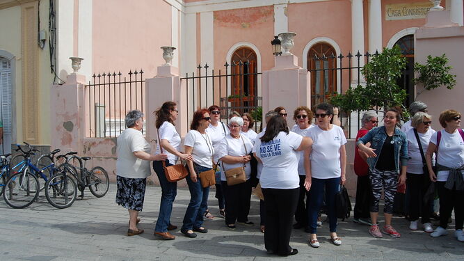 Usuarias del colectivo Afipre Puerto Real se concentraron a las puertas del Ayuntamiento.