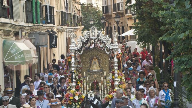 La hermandad del Rocío por las calles de Cádiz.
