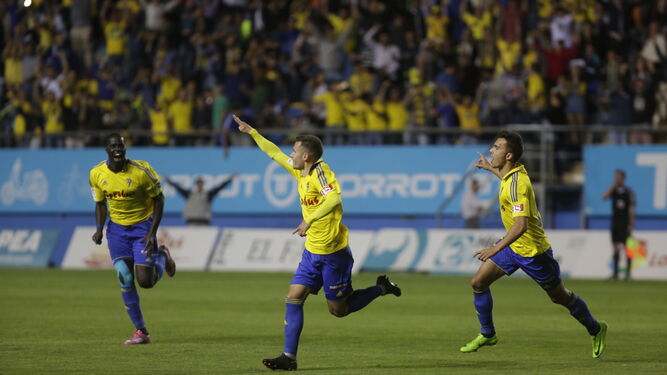 Aketxe (i) celebra el gol que le hizo al Córdoba mientras Luis Ruiz corre detrás a felicitarle.
