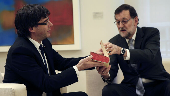 Carles Puigdemont y Mariano Rajoy, en la Moncloa.