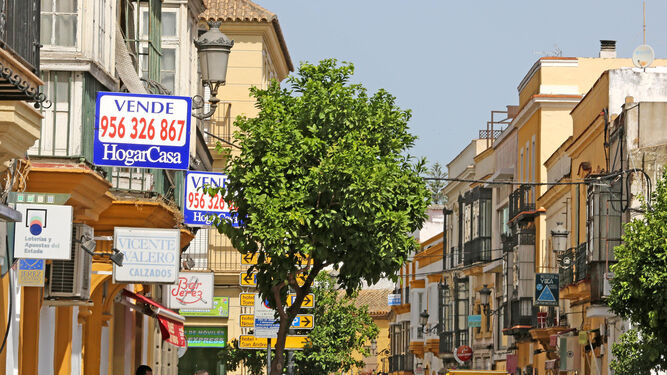 Carteles que anuncian viviendas en venta en una calle de Jerez, en una imagen de archivo.