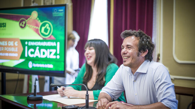 El alcalde de Cádiz, José María González, comparece ayer ante los medios de comunicación acompañado de la concejala de Fomento, Laura Jiménez.