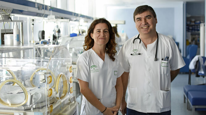 Simón Lubián e Isabel Benavente en la UCI Neonatal del Hospital Puerta del Mar ayer.