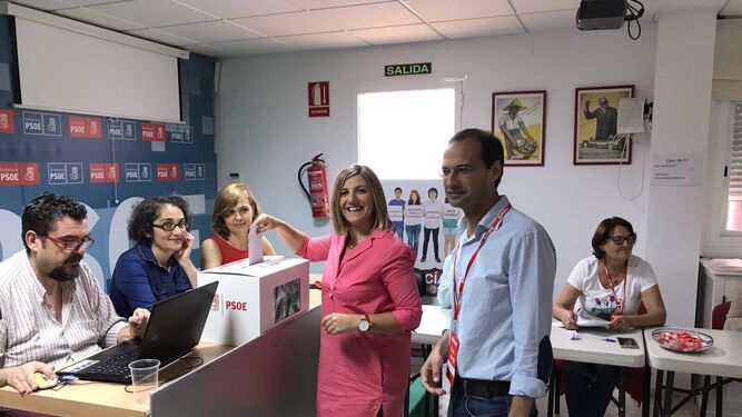 La secretaria provincial del PSOE, Irene García, votando el domingo en la sede del PSOE de Sanlúcar acompañada por el alcalde de esta ciudad, Víctor Mora.
