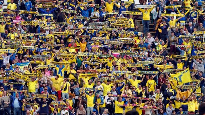 Aficionados del Cádiz animan al equipo amarillo en un partido a domicilio.