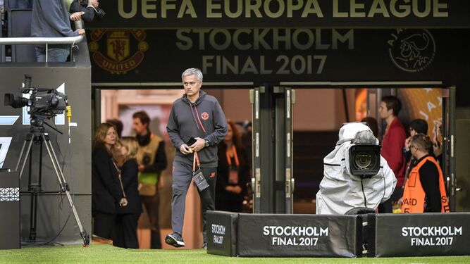 José Mourinho entra en el terreno de juego del Friends Arena de Estocolmo para hacer un reconocimiento del césped junto a sus futbolistas.