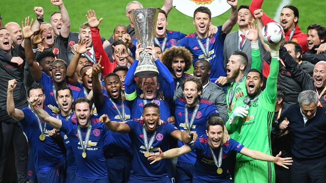 Los jugadores del Manchester United celebran el título