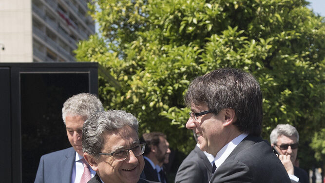 El delegado del Gobierno en Cataluña, Enric Millo, y Carles Puigdemont, ayer.