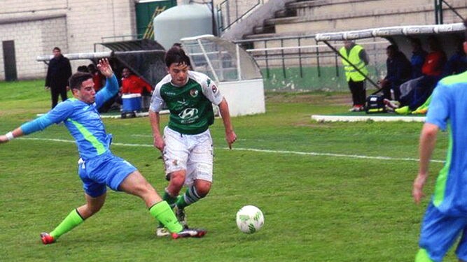 Molina supera a un rival en una jugada por su banda con el Cacereño.