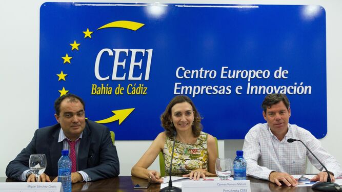 David Fernández, director de Diario de Cádiz; Carmen Romero, presidenta del CEEI y Miguel Sánchez, gerente.