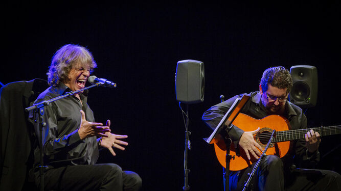 El intérprete José Mercé junto al guitarrista Antonio Higuero, en el Gran Teatro Falla.