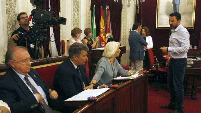 Ignacio Romaní, junto a Teófila Martínez durante el Pleno municipal celebrado en el día de ayer.