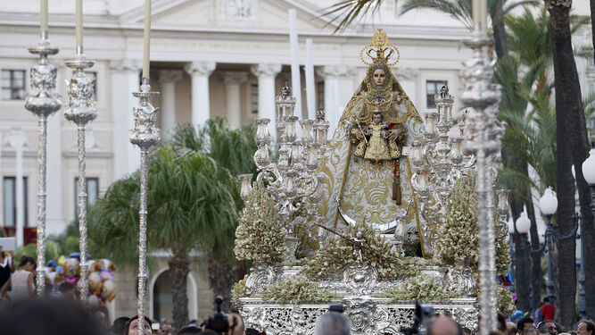 La procesión de la Virgen del Rosario, Patrona de Cádiz, discurre por la plaza de San Juan de Dios.